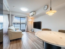 【東京都/目黒区下目黒】シティハウス下目黒 【リビングダイニング】南東向きバルコニーより明るい陽が注ぐ約13.1帖のLDK