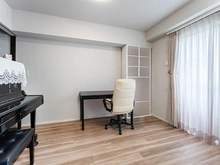 【東京都/目黒区下目黒】シティハウス下目黒 【洋室】リビングと隣り合う約6帖の洋室。豊富な収納が嬉しいウォークインクローゼットを採用。