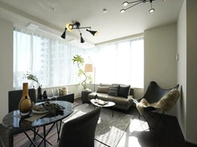 【東京都/品川区上大崎】ブリリアタワーズ目黒ノースレジデンス 【リビングダイニングキッチン】南東・南西向き、17.3帖(窓台含む)の広々としたLDK。