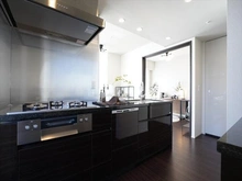 【東京都/品川区上大崎】ブリリアタワーズ目黒ノースレジデンス 【キッチン】食器洗浄乾燥機・ディスポーザー・浄水器付。吊戸棚やカップボードも設置されております。