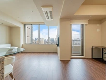 【東京都/品川区上大崎】ブリリアタワーズ目黒ノースレジデンス 【リビングダイニング】約２０帖のゆとりの広さのリビングダイニングキッチン。