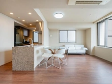 【東京都/品川区上大崎】ブリリアタワーズ目黒ノースレジデンス 【リビングダイニング】温水式床暖房完備のリビング。運転音もなく、埃をたてないので空気を汚しません。