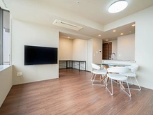 【東京都/品川区上大崎】ブリリアタワーズ目黒ノースレジデンス 【リビングダイニング】天井カセット式エアコンも付いており、美観を損なうことなく快適なお部屋に。