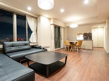 【東京都/品川区上大崎】ブリリアタワーズ目黒サウスレジデンス 【リビングダイニング】高層階ならではの開放感のあるリビングダイニング。ＴＥＳ温水式床暖房を採用。