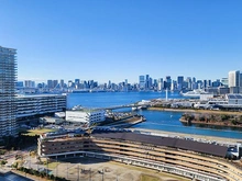 【東京都/江東区有明】ブリリア有明スカイタワー バルコニーからの眺望（昼景）：東京湾と都心部を望む景色は圧巻です。