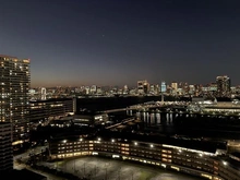 【東京都/江東区有明】ブリリア有明スカイタワー バルコニーからの眺望（夜景）：２０階部分×北西向きの為、レインボーブリッジがご覧いただけます。