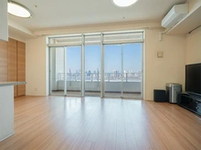 【東京都/江東区有明】ブリリア有明スカイタワー 天井高２８００ｍｍかつ開口部が５枚の窓で構成されているため、開放感を感じることが出来ます。