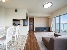 【東京都/江東区辰巳】ブリリア辰巳キャナルテラス 約２１．９帖の広々としたＬＤＫは、２面採光の為、通風・採光良好です。