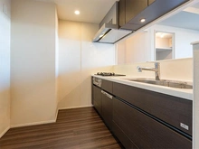 【東京都/江東区有明】ブリリア有明シティタワー（Brillia有明CityTower） 【キッチン】 忙しいときでも一度にたくさんの料理が作れる３口コンロ。使い勝手の良さを考えました。