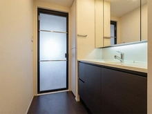 【東京都/江東区有明】ブリリア有明シティタワー（Brillia有明CityTower） 【洗面所】鏡面裏やシンク下に消耗品などを収納していただけます