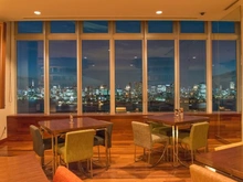 【東京都/江東区有明】ブリリア有明スカイタワー ＊オールデイラウンジ（３３階）／共用部 ラウンジタイムはソファにくつろぐことができます。