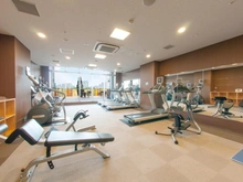 【東京都/江東区有明】ブリリア有明スカイタワー ＊ジム（２階）／共用部 ランニングマシン・エアロバイク等を備えたジムを併設しています。有料。