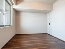 【東京都/江東区有明】ブリリア有明スカイタワー 洋室約５．０畳はバルコニーに面しているため、採光を取り入れることができます