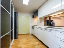 【神奈川県/横浜市鶴見区小野町】コンアルマーディオ横濱鶴見 【キッチン】３口ガスコンロ・グリルに浄水器と、欲しい機能が揃ったキッチンです。