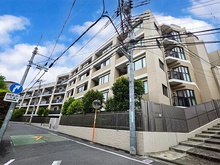 【東京都/中野区東中野】ブリリア東中野パークサイドヒルズ 外観：東京メトロ東西線「落合駅」まで徒歩５分、３駅３路線が利用可能。