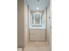 【東京都/新宿区払方町】パーク・ホームズ市ヶ谷 【洗面所】鏡面裏やシンク下に消耗品などを収納していただけます