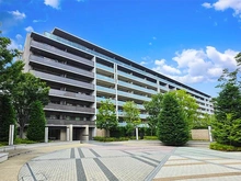 【東京都/練馬区上石神井】ブリリアシティ石神井公園アトラス2号棟 外観：センタープラザの目の前に位置する２号棟は、共用部に近く、利便性の高い快適な生活を実現できます。
