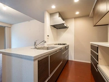 【東京都/江戸川区小松川】Brillia大島小松川公園 【キッチン】 忙しいときでも一度にたくさんの料理が作れる３口コンロ。使い勝手の良さを考えました。