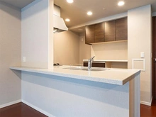 【東京都/江戸川区小松川】Brillia大島小松川公園 【キッチン】 リビングで遊ぶお子様にも目が届く、安心感で選ぶなら対面キッチン