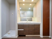 【東京都/江戸川区小松川】Brillia大島小松川公園 【洗面所】 鏡面裏やシンク下に消耗品などを収納していただけます