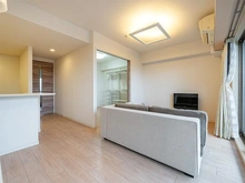 【千葉県/千葉市美浜区高洲】プレミスト稲毛海岸 ＬＤＫ（約１６．２帖）床暖房付きの快適な空間。隣接する洋室は引き戸のため、自由な空間設計が可能です！