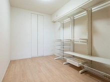 【千葉県/千葉市美浜区高洲】プレミスト稲毛海岸 洋室（約４．５帖）うれしいクローゼット付き！