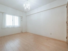 【千葉県/千葉市美浜区高洲】プレミスト稲毛海岸 洋室（約６．６帖）ウォークインクローゼット付きの広々としたお部屋です?