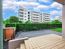 【千葉県/千葉市中央区青葉町】青葉の森公園通り団地8号棟 南側専用庭　４４平米とゆったりした広さです。