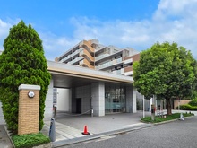 【千葉県/千葉市稲毛区小仲台】Brillia稲毛 外観：植栽が彩るマンションエントランス（２０２６年９月撮影）