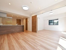 【埼玉県/さいたま市中央区新中里】コスモ与野ヒルズ LDK：右奥：洋室