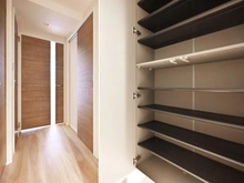 【埼玉県/さいたま市中央区新中里】コスモ与野ヒルズ 収納：玄関収納