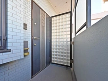 【埼玉県/さいたま市南区南本町】ライオンズマンション南浦和第2 廊下：専用ポーチ付き