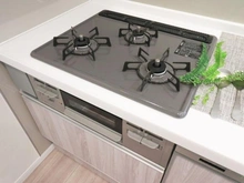 【埼玉県/さいたま市南区南本町】ライオンズマンション南浦和第2 キッチン:三口コンロ