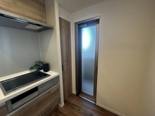 【埼玉県/さいたま市浦和区岸町】モンレーヴ浦和岸町 キッチン：キッチン横の勝手口。