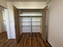 【埼玉県/さいたま市浦和区岸町】モンレーヴ浦和岸町 収納：洋室（約6.0帖）のクローゼット