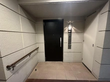 【埼玉県/さいたま市浦和区岸町】モンレーヴ浦和岸町 ポーチ：ポーチ面積：約1.99m2