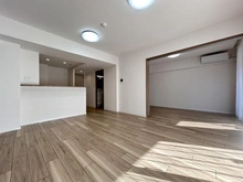 【埼玉県/戸田市川岸】ルイシャトレ戸田公園プロッシモ リビング：ウッド調のフローリング