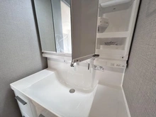 【埼玉県/戸田市川岸】ルイシャトレ戸田公園プロッシモ 洗面化粧台：三面鏡裏には収納がございます