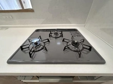 【埼玉県/戸田市川岸】ルイシャトレ戸田公園プロッシモ 三口ガスコンロ