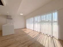 【埼玉県/川口市大字小谷場】イニシア南浦和 リビング・ダイニング：横長リビングで大きな窓があり光が入ってきやすいです