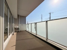 【埼玉県/川口市大字小谷場】イニシア南浦和 バルコニー：奥行き2mのワイドバルコニー