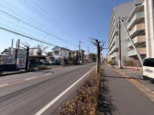 【埼玉県/川口市大字小谷場】イニシア南浦和 前面道路（現地より約10m）：歩道が整備されており安全に歩けます。