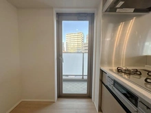 【埼玉県/さいたま市浦和区常盤】ローレルコート浦和常盤 キッチン：バルコニーへの勝手口