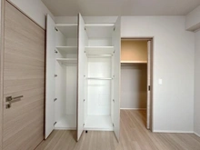 【埼玉県/さいたま市浦和区常盤】ローレルコート浦和常盤 収納：洋室（約6.0帖）のウォークインクローゼット、クローゼット