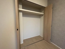 【埼玉県/さいたま市南区文蔵】メイツ南浦和ガーデン 収納：洋室（約5.7帖）のクローゼット