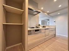 【埼玉県/さいたま市浦和区本太】ライオンズヴィアーレ浦和弐番館 キッチン：収納付き