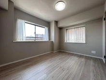 【埼玉県/さいたま市浦和区本太】ライオンズヴィアーレ浦和弐番館 洋室：南東・南西側に出窓付き