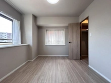 【埼玉県/さいたま市浦和区本太】ライオンズヴィアーレ浦和弐番館 洋室：南東・南西側に出窓付き