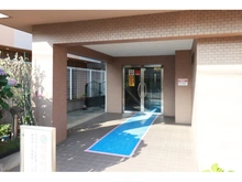 【埼玉県/さいたま市浦和区常盤】ファミリエール浦和常盤 アプローチ