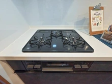 【埼玉県/越谷市七左町】レクセルガーデン蒲生 キッチン：三口コンロ